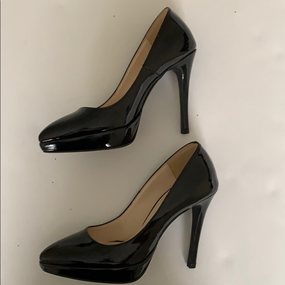 💜BOGO 25% off! Black patent pumps